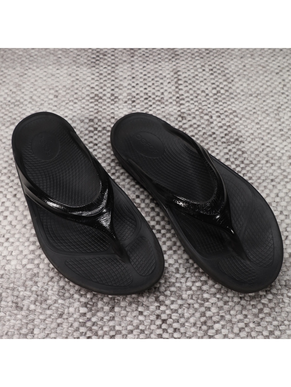 OOFOS Women's OOlala Black Glossy 7